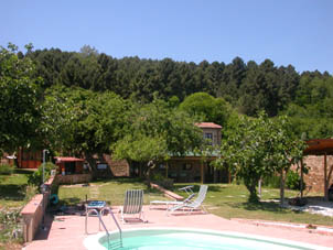 villa con giardino e piscina